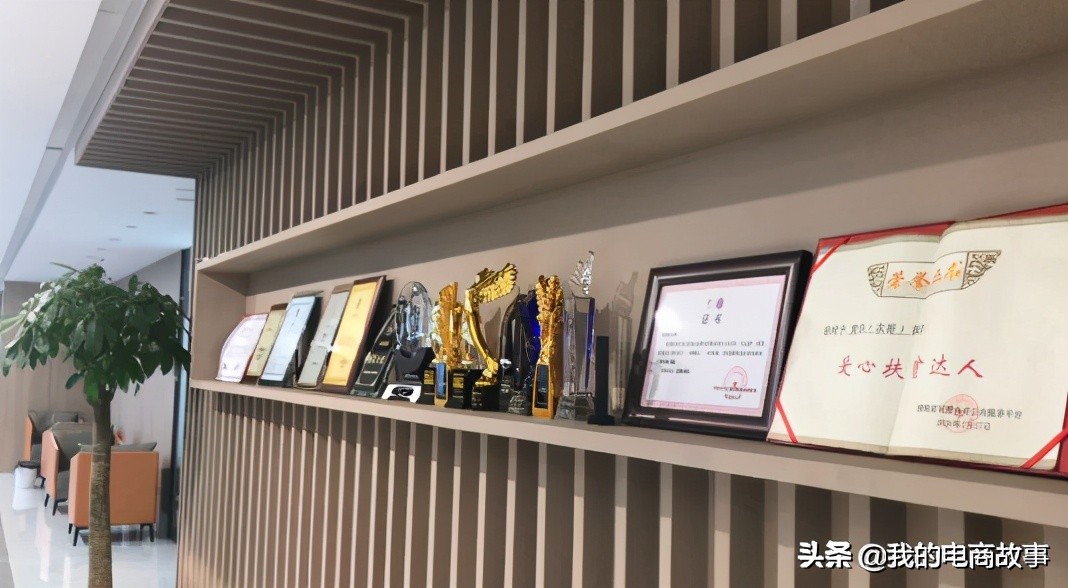 短视频创业：从娱乐到电商，主播衣哥去年卖了20亿