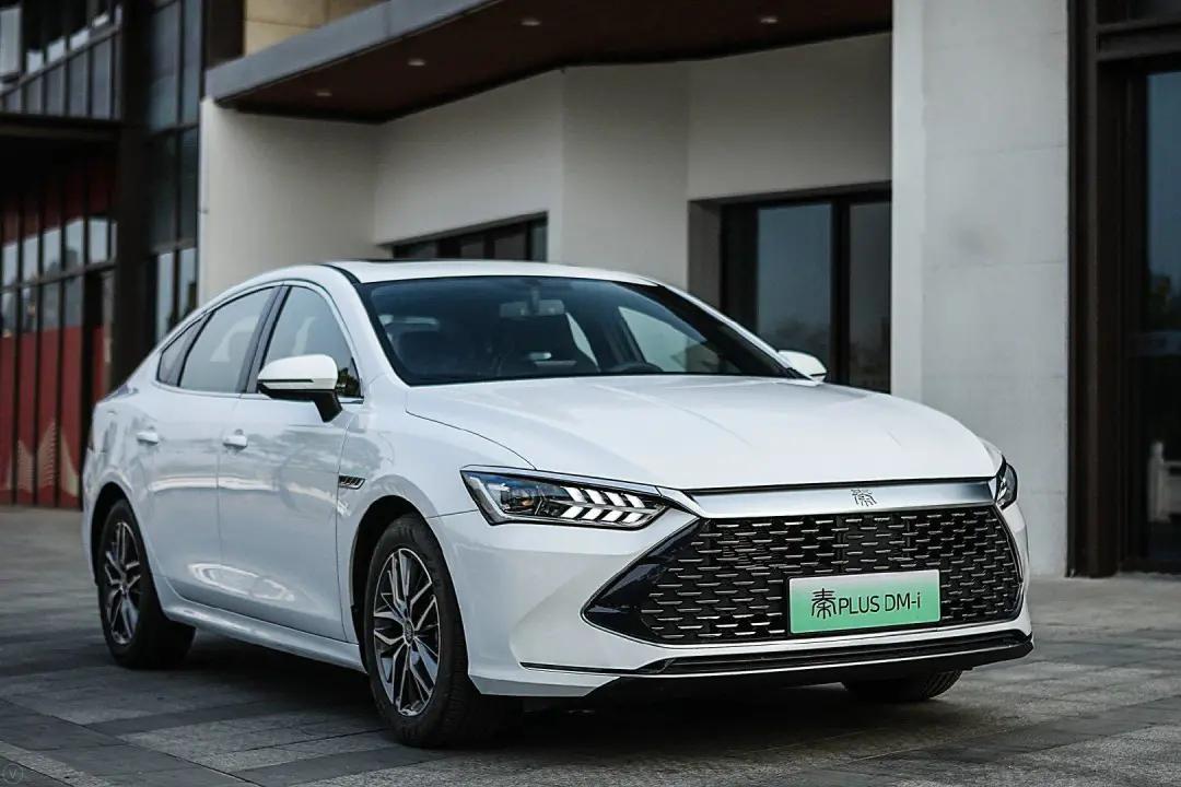 每公里油费2毛5还能上绿牌，比亚迪秦PLUS比丰田混动香多了