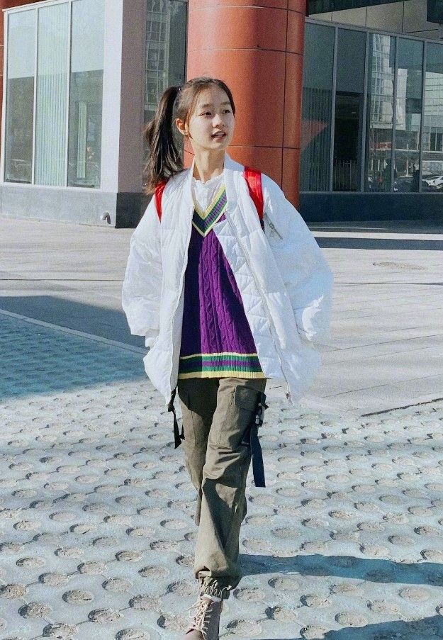 赵薇12岁“女儿”终于返校，穿工装裤会配骑士靴