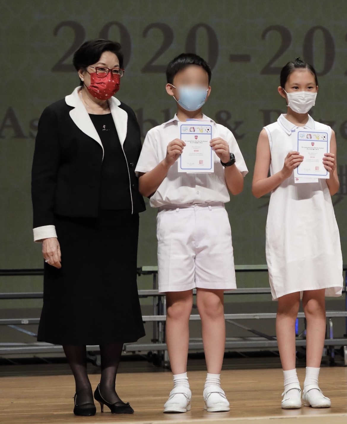 郭可盈女儿小学毕业，连夺三年学科冠军，全家出席毕业礼倍感自豪