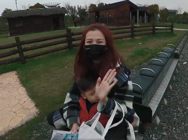 張晉曬一家五口幸福出遊，蔡少芬再現坑娃日常，兒子被嚇到大哭