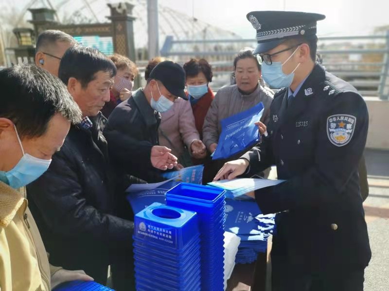 临江边境检查站开展法律法规宣传月活动