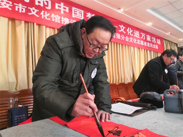 淮安文化志愿者新春佳节前夕惠民送祝福