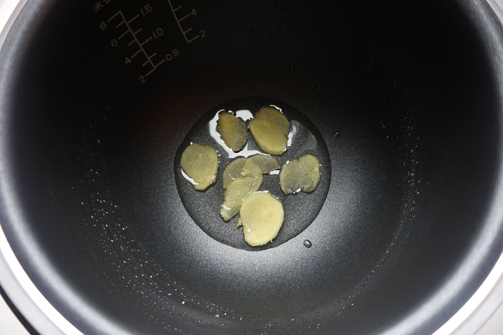 电饭煲版的叉烧鸡，鲜嫩可口又解馋，做法太简单了