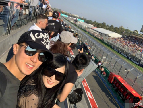 吴尊晒全家福为父亲庆生，75岁吴爸冻龄保养，孙子孙女画画送爷爷