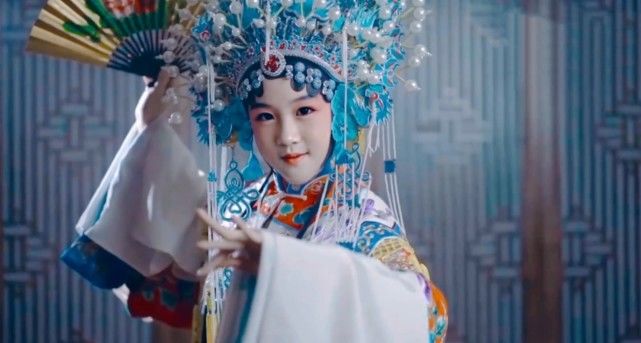 陆毅女儿再以京剧扮相出镜，贝儿造型超亮眼，举手投足尽显专业范