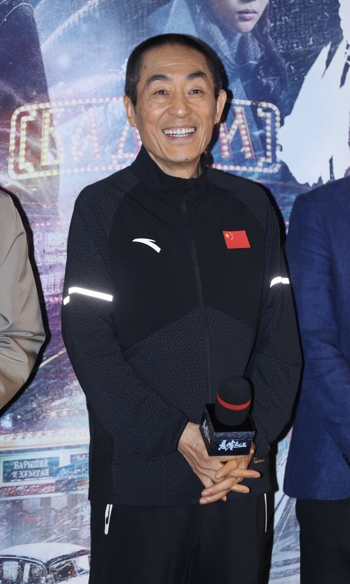 張藝謀攜妻購240萬豪車，自己卻穿百元國貨，39歲妻罕素顏太真實