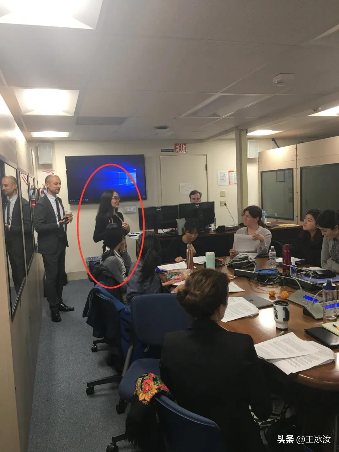 被吐槽的紫发女竟是美国总统首席翻译!但权威人士说她水平并不糟 美国总统 首席翻译 权威人士 第7张 被吐槽的紫发女竟是美国总统首席翻译!但权威人士说她水平并不糟 美国总统 首席翻译 权威人士 第7张