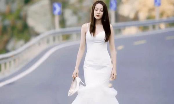 迪丽热巴太倒霉！新剧开播滤镜刺眼剧情狗血，