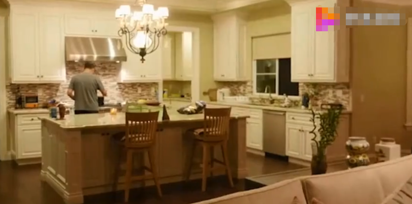 郎平三百平豪宅曝光，中西结合好奢华，屋外被草坪环绕有专属菜园