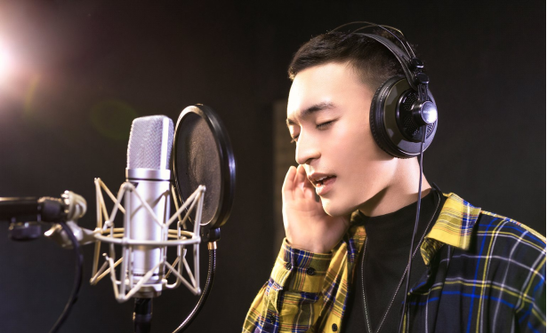 為什么每次聽自己發出去的語音都腳趾抓地？