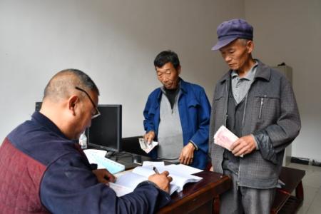 农村老人年满60岁每月可领162元养老金，和城镇职