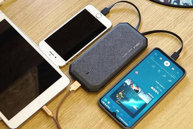 拯救用电恐慌的双机党，iWALK自带线充电宝实战体验