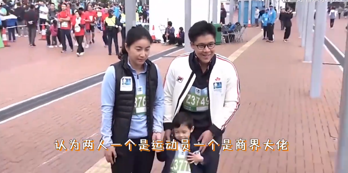 霍啟剛和老婆乘皮划艇約會，郭晶晶生仨娃愛鍛煉，背部肌肉明顯