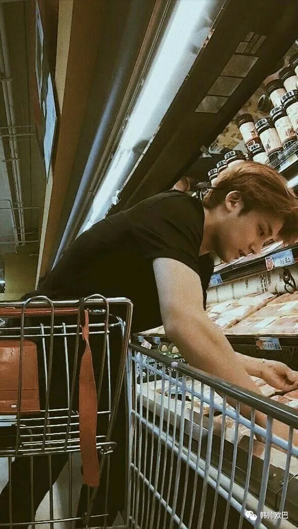 男友照匠人的这位男团爱豆,拍照时真的很会找让人心动的点