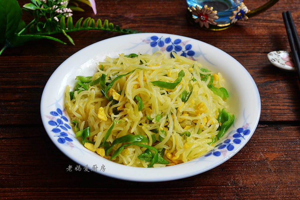How can potato shreds keep on being fried?  The farmer’s chef has a trick, the taste is mellow and chewy