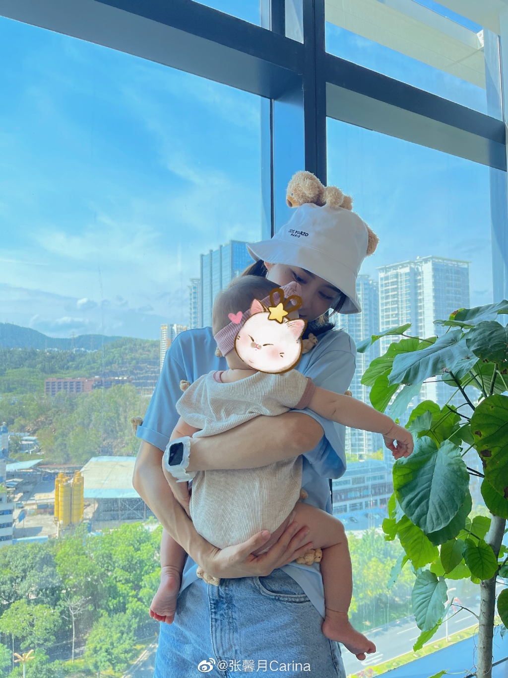 林峰老婆晒女儿萌照，10个月大“格格宝”自主干饭，模样超可爱