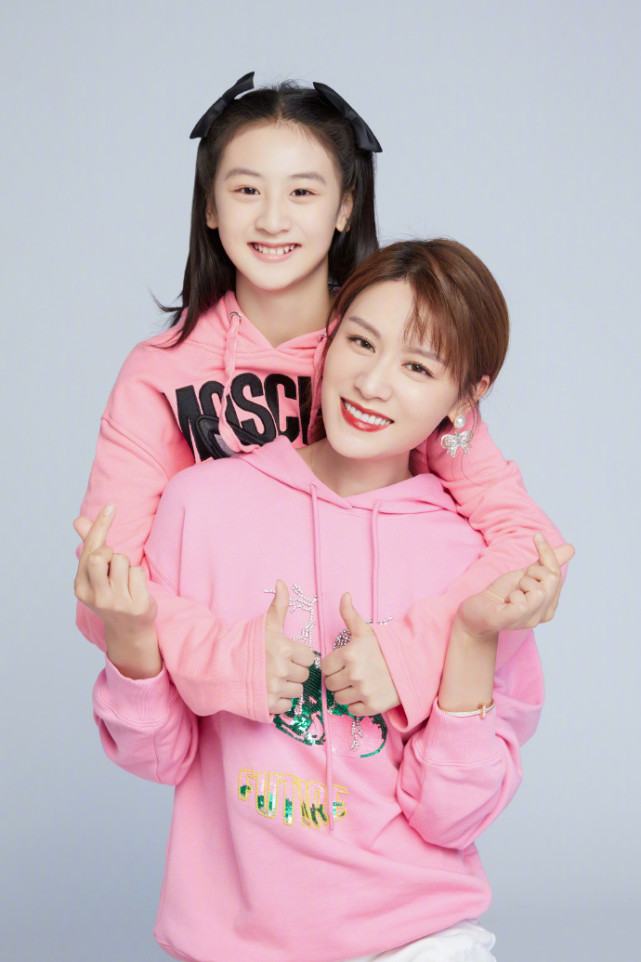 田亮夫婦為女兒慶生，一家四口幸福同框，13歲森碟身高直追爸媽