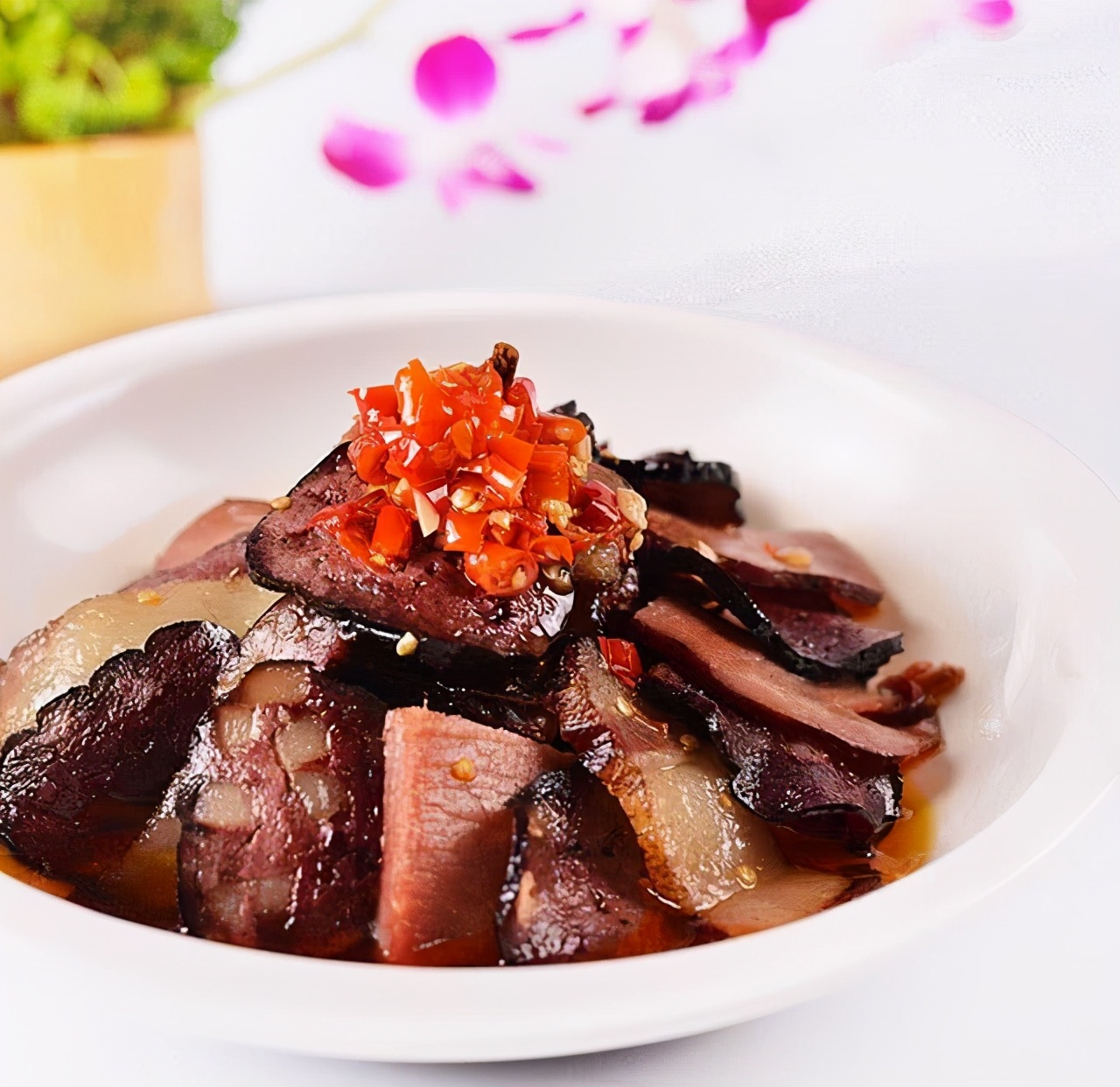 霜蹄削玉慰饞涎，水飲一盂息庖煙--臘味合蒸