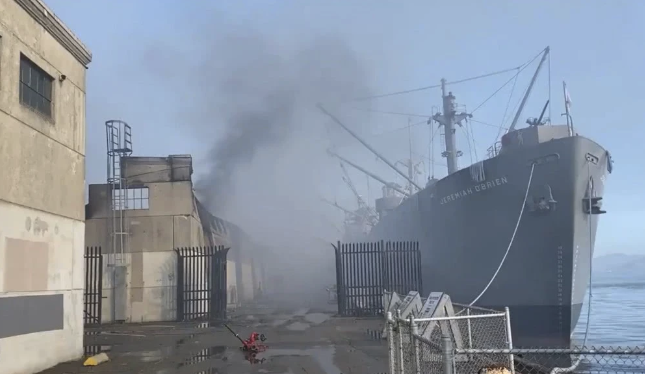 79年前一幕重演？美万吨巨舰大火中危在旦夕，差