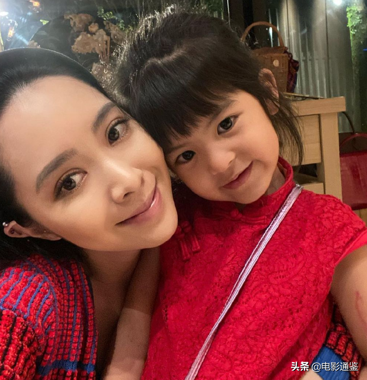 賈靜雯女兒戶外合影，5歲姐姐越長越清秀，見到3歲波妞心動了