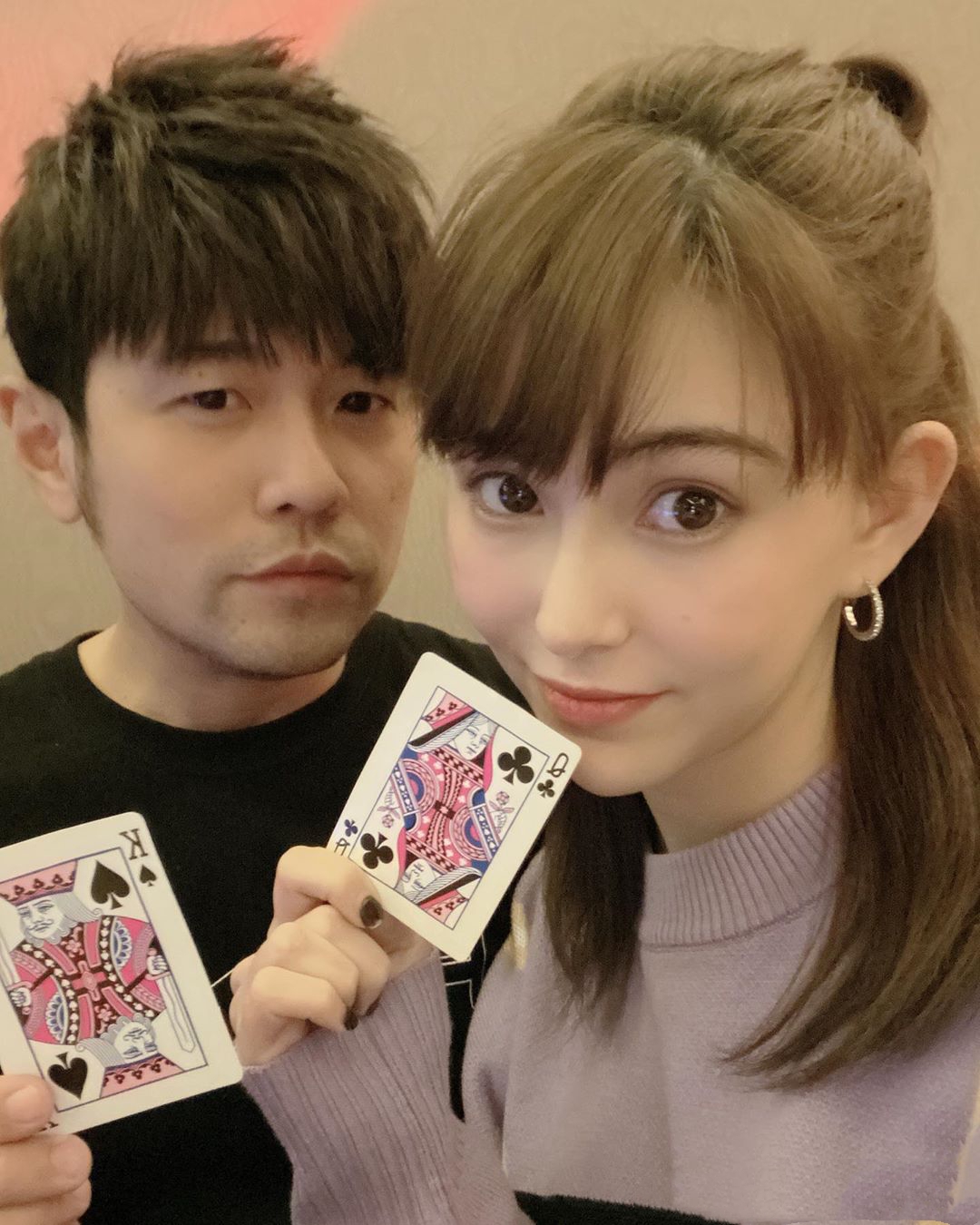 周杰倫攜嬌妻看球賽，昆凌笑容嬌羞摀嘴秀鑽戒，夫妻恩愛可見一斑