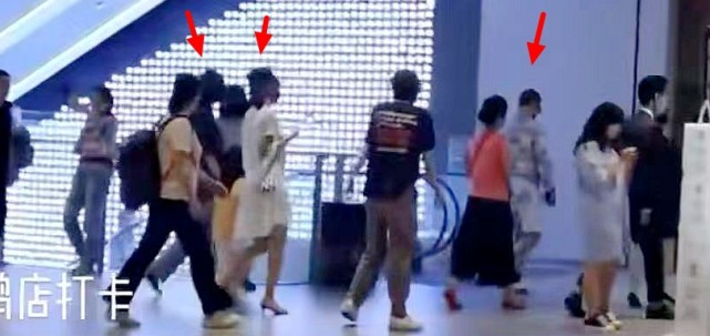 偶遇汪峰夫婦帶孩子用餐，章子怡跟小蘋果形影不離，母女關係親密