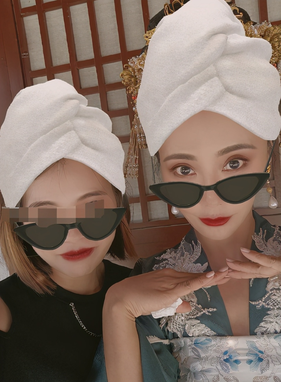 43歲馬雅舒近照，拍戲間隙手捧與老公親吻照甜笑，似熱戀中少女