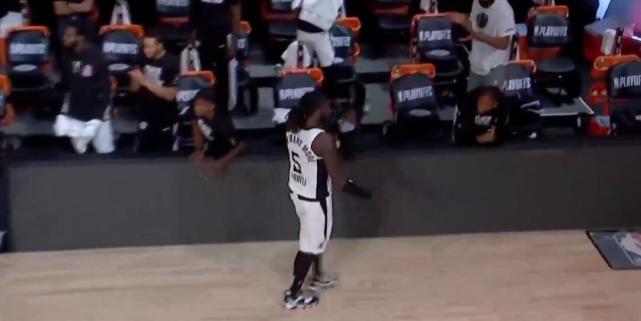 【影片】開場8分鐘險爆發3次衝突！東契奇Porzingis皆被激怒，Perkins：小心快艇的戰術！-黑特籃球-NBA新聞影音圖片分享社區