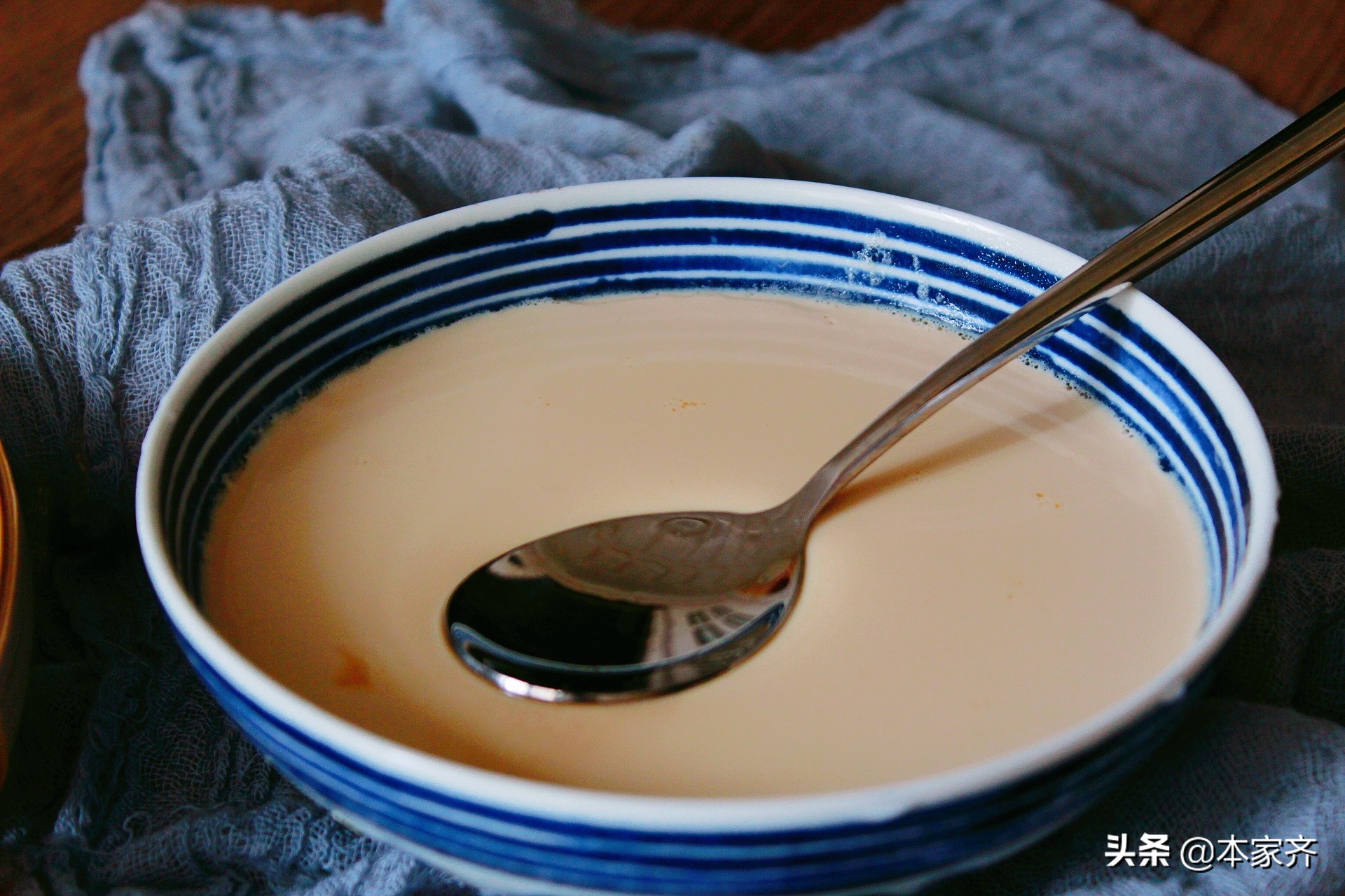红糖姜撞奶，适合女人冬天吃的小甜品，香甜又暖胃，学会随吃随做