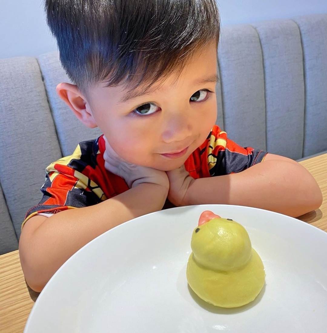 胡杏儿分享另类全家福，夫妻俩分居两地，一家四口每天视讯解相思