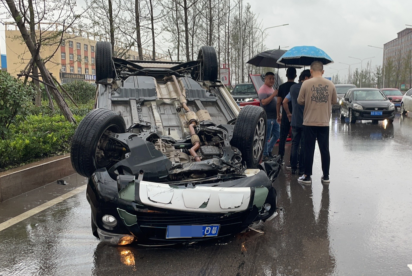 母女俩开三轮出车祸，赶来的却是特警，这是怎么回事？