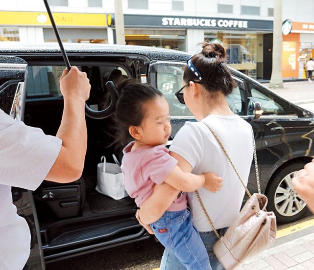 郭富城大女儿近照曝光，越来越漂亮像爸爸，经纪人小美忍不住宠她