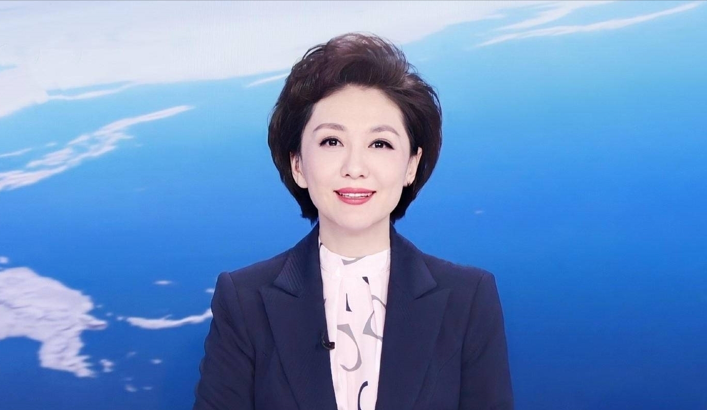 央視國臉海霞：21歲進央視成為新聞主持人，嫁給清華教授幸福美滿
