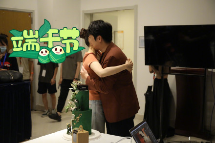 郎朗当爸后迎首个生日，与吉娜合体包粽子庆生，夫妻幸福相拥甜齁