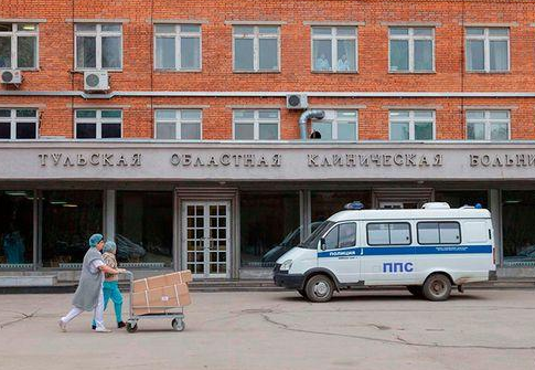 只因天气太热，俄一线女护士穿透明装照顾患者，瞬间火爆网络