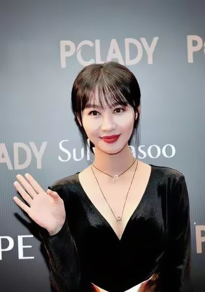 李菲兒穿絲絨外套優(yōu)雅迷人 V領風格秀美肩 減齡劉海是亮點