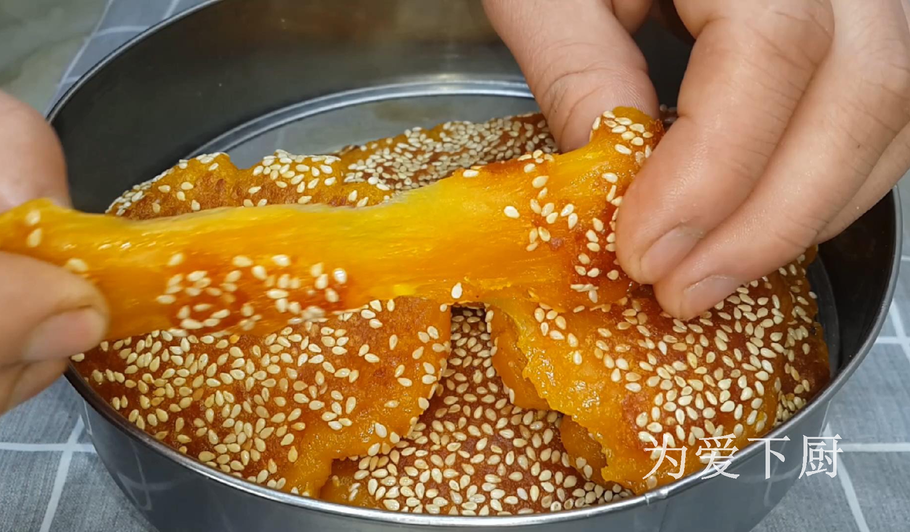 烙南瓜餅時，記住不要直接烙餅，大廚教你兩招，個個軟糯又香甜