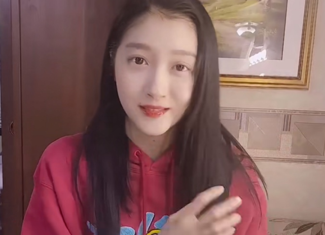 关晓彤素颜照被传，身后桌子上的腿太抢镜，镜