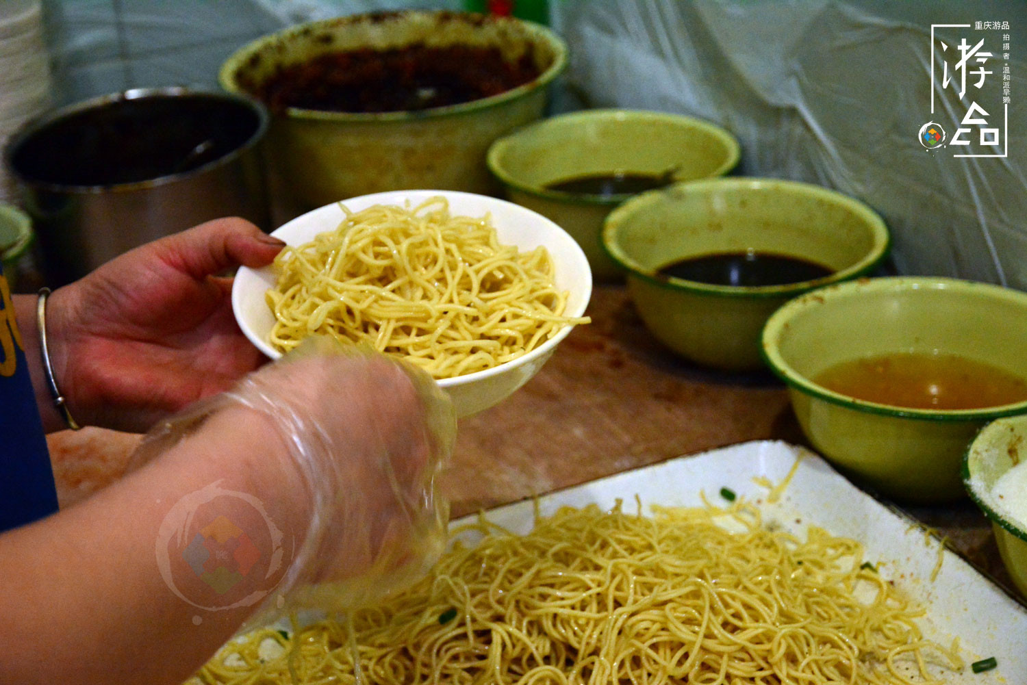 重庆人最爱的特色面馆：炖鸡面、凉面与燃面，在人和街一网打尽