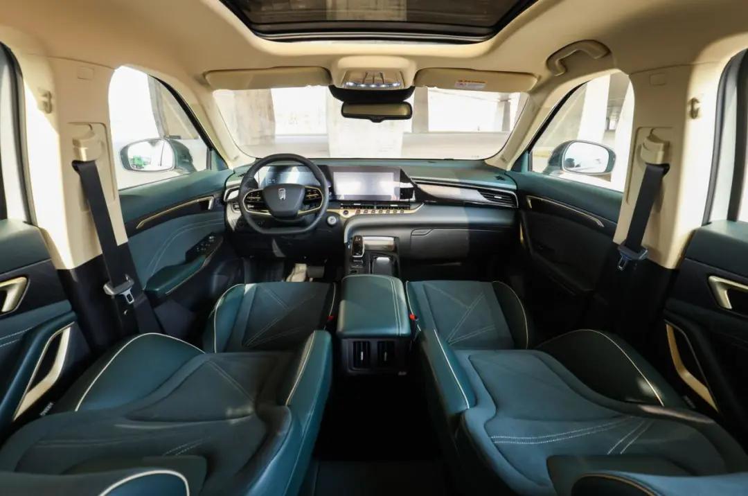 想不到吧！这居然是款10万出头的SUV，而且看起来还挺高级