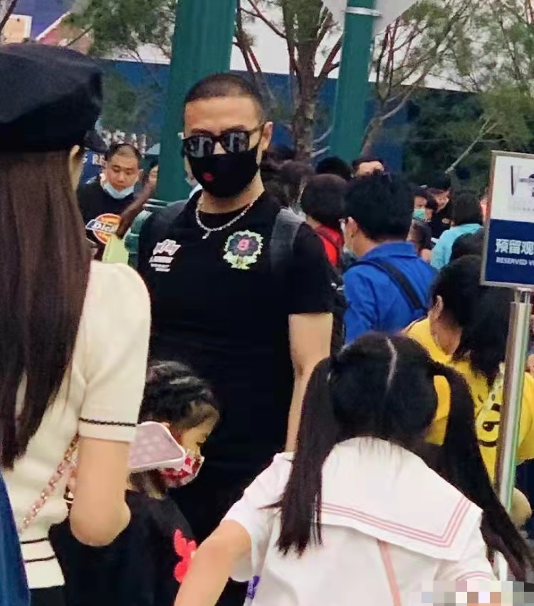 章子怡一家五口同出游，小儿子正面照罕曝光，与汪峰如同复制粘贴
