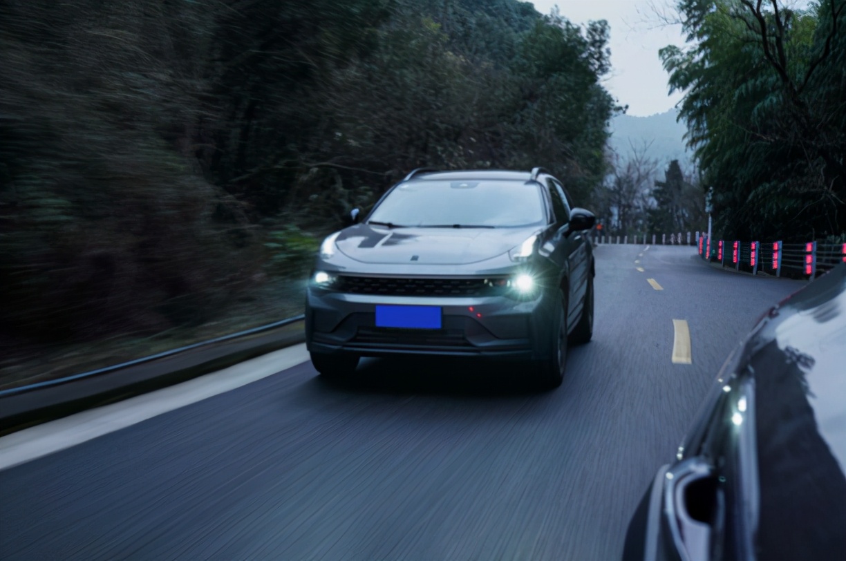 新全球高端SUV全新领克01焕新上市，售价17.98万元起