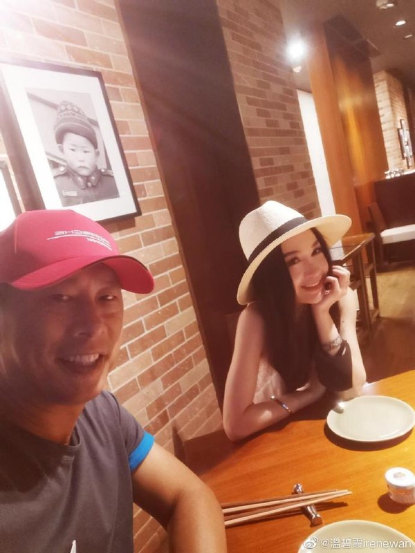 54歲溫碧霞曬全家福，一家三口像三代人，12歲養子像富豪老爸