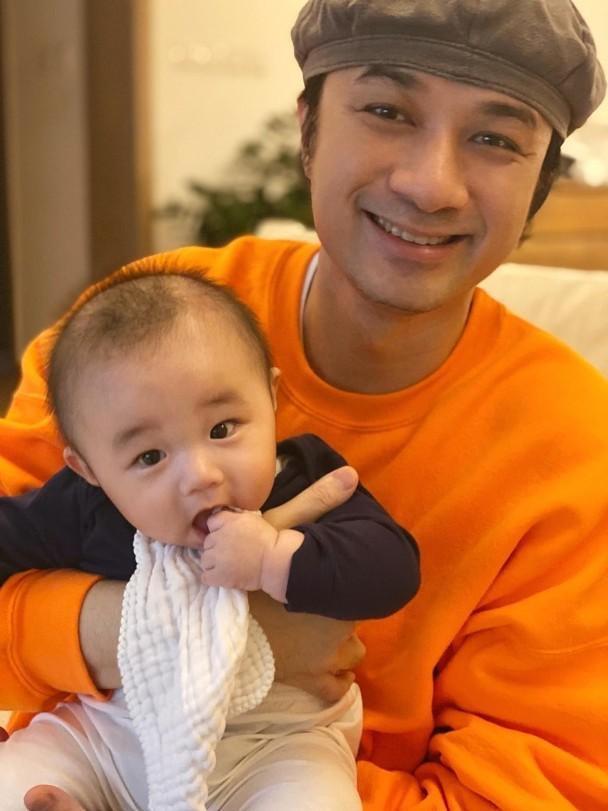 古巨基母親節曬全家福，將妻子摟在懷裡，不因兒子更愛媽媽而吃醋