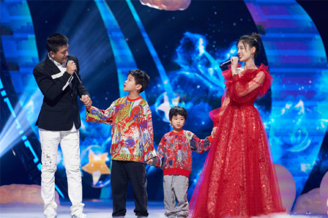 黃聖依倆兒子近照曝光，安迪長大了，安麟和媽媽小時候一模一樣