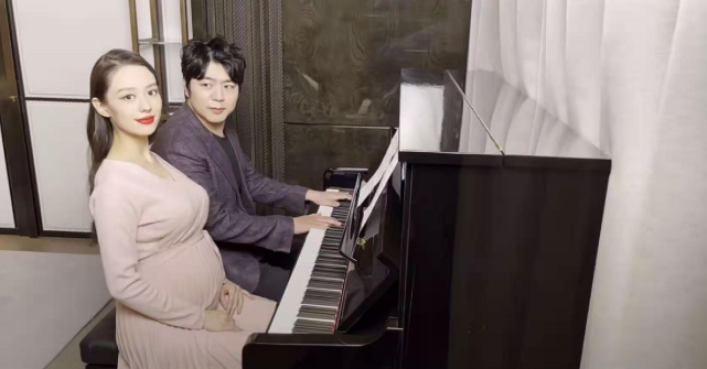 郎朗與孕妻四手聯彈做胎教，吉娜懷孕8個月肚大如籮，狀態超好