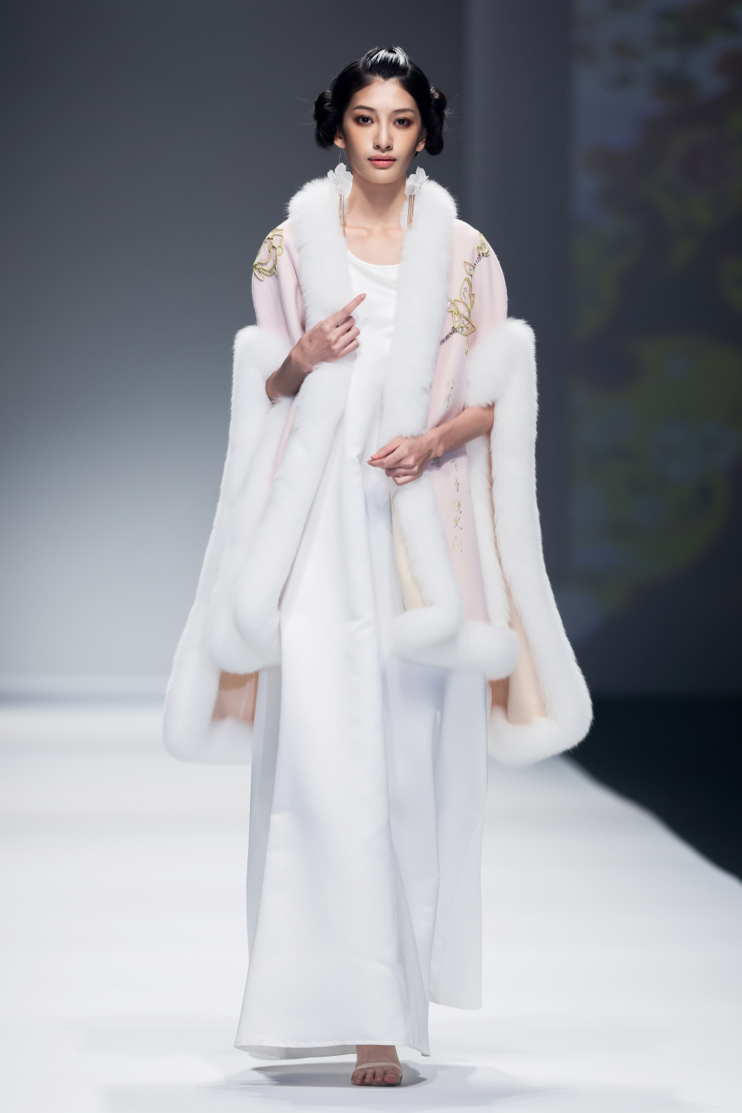 嫵WOO：让东方女人流动的妩媚之美引领时尚