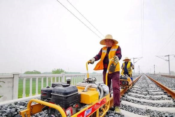 江苏省的连淮扬镇铁路进展较快：11月底之前淮镇