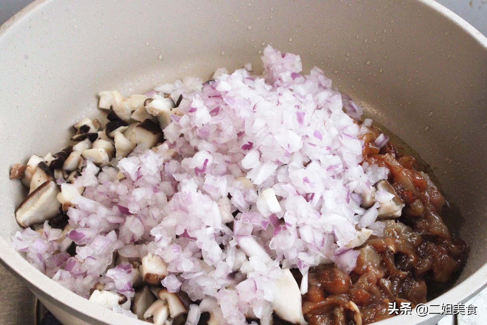 鸡肉和香菇搭配，做盒子没想到这么好吃，比韭菜馅香，比肉馅解馋